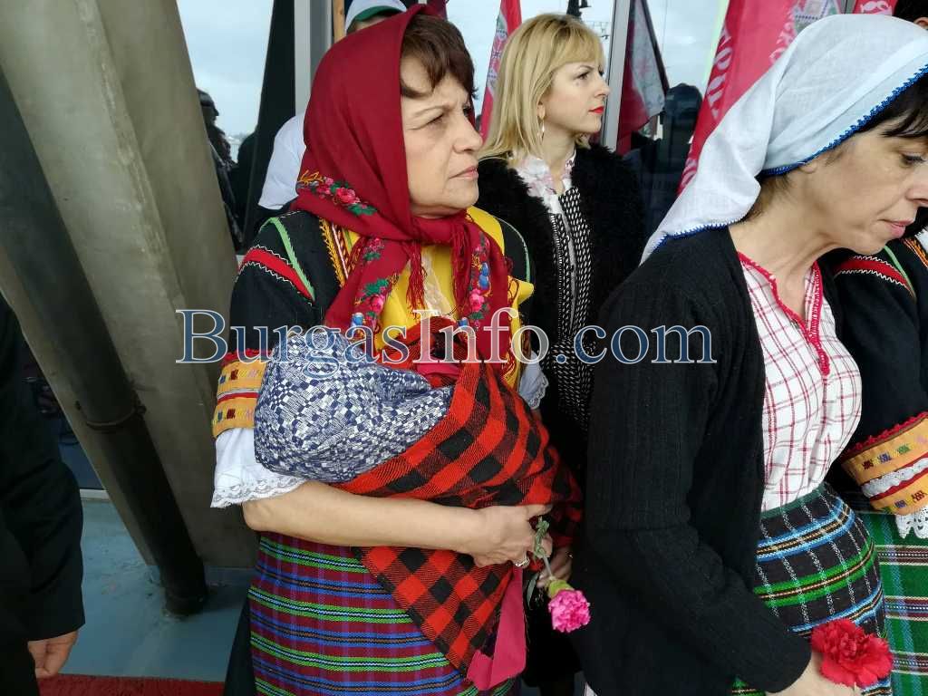 Уникално завръщане към корените в Бургас: Стотици посрещнаха с отворени ...